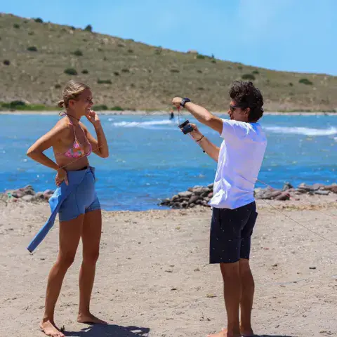 Briefing d'un moniteur sur la plage