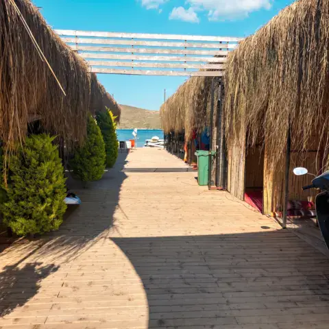 Allée en bois menant à la plage