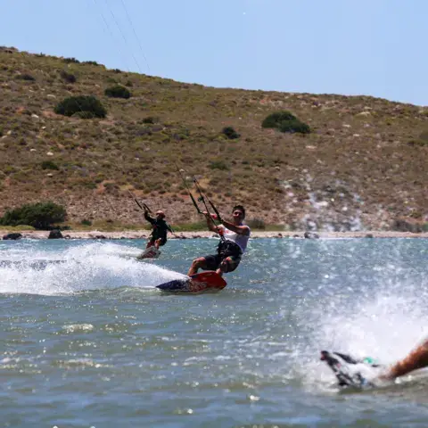 Kitesurfeurs sur l'eau