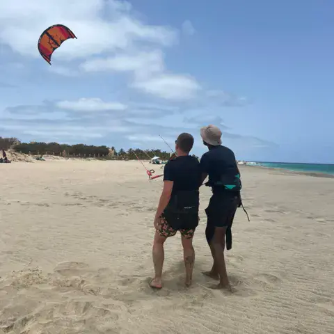Explications du moniteur sur la plage, aile dans le ciel