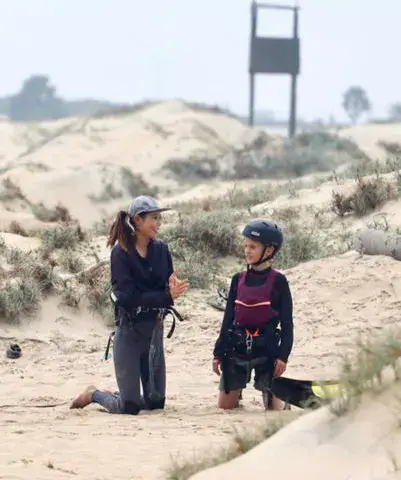 Moniteur et élève en cours sur la plage