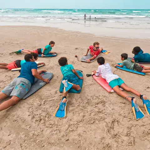 Échauffement d'un groupe sur le sable