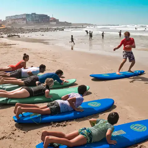 Cours de surf collectif sur la plage