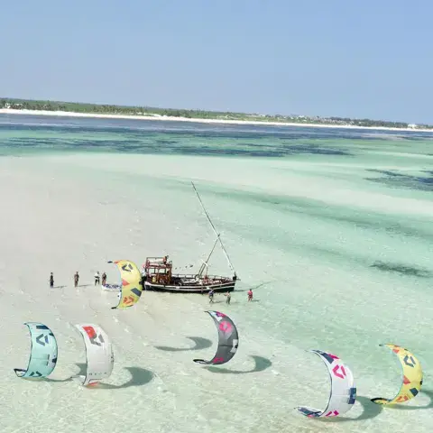 Kites posés sur le banc de sable, près d'un bateau, vue aérienne
