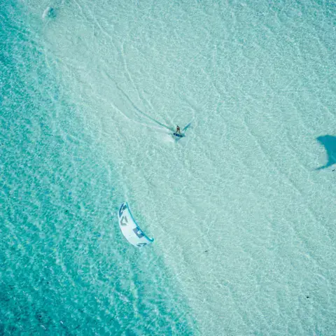 Kitesurfeur dans le lagon, vue aérienne