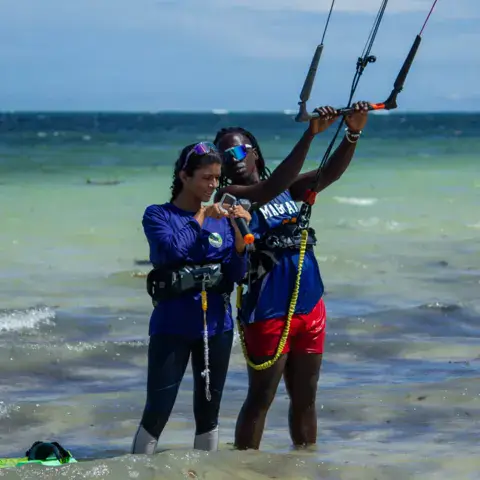 Cours de kitesurf en eau peu profonde, un moniteur et son élève