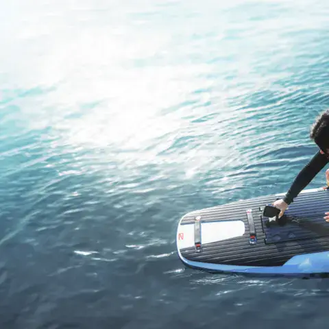 Rider sur une planche de surf électrique