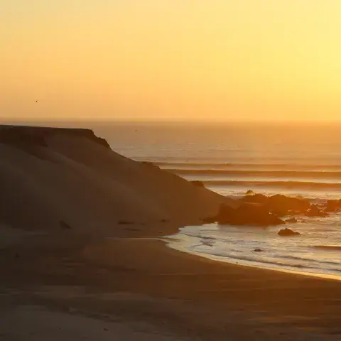 Plage et falaises au coucher du soleil
