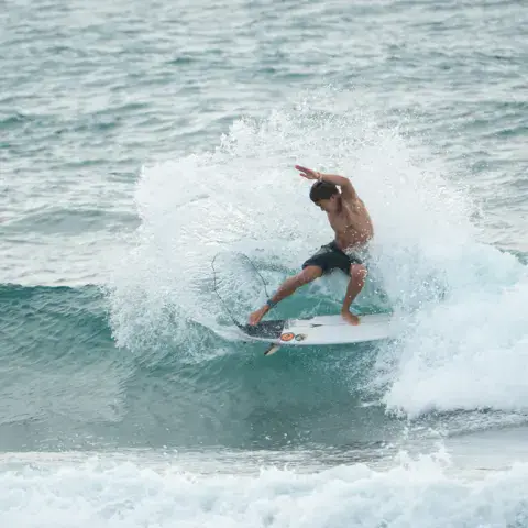 Surfeur sur une vague