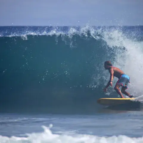Surfeur dans le creux d'une vague