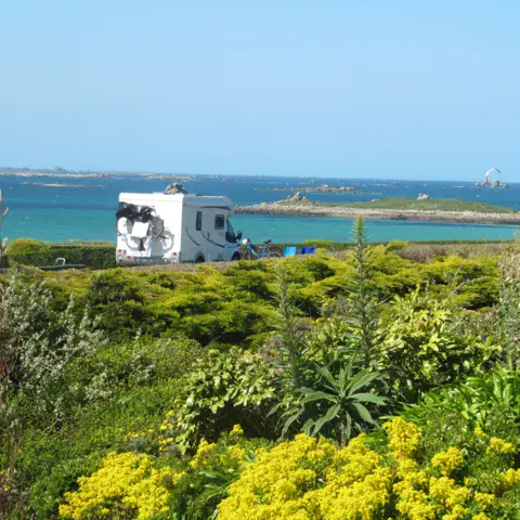 Emplacement de camping-car avec vue sur la mer