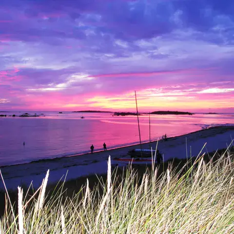 Coucher de soleil sur la plage et les dunes
