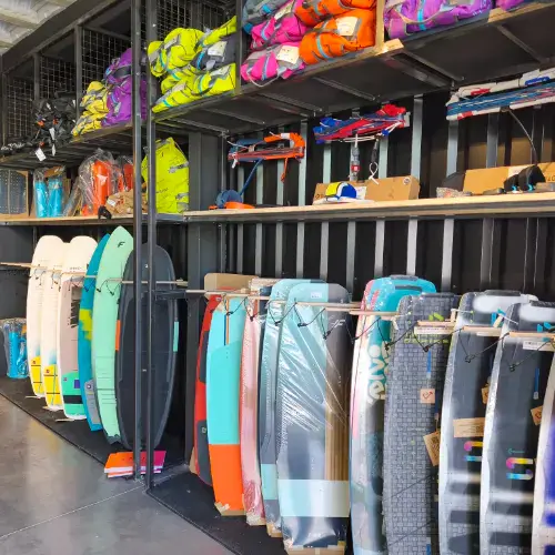 Le rayon kitesurf de la boutique Spot Hunters à Lattes