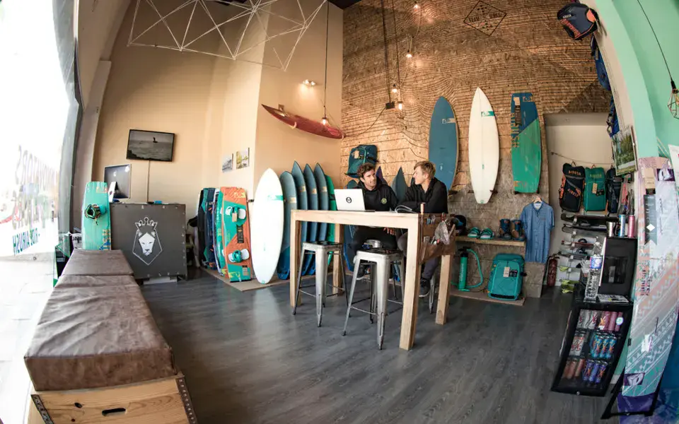 Intérieur de l'Airush Kite Shop, calle Algeciras