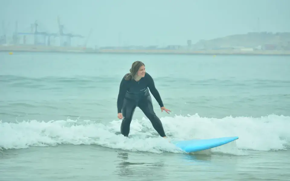Session dans la baie d'Agadir, le port en fond