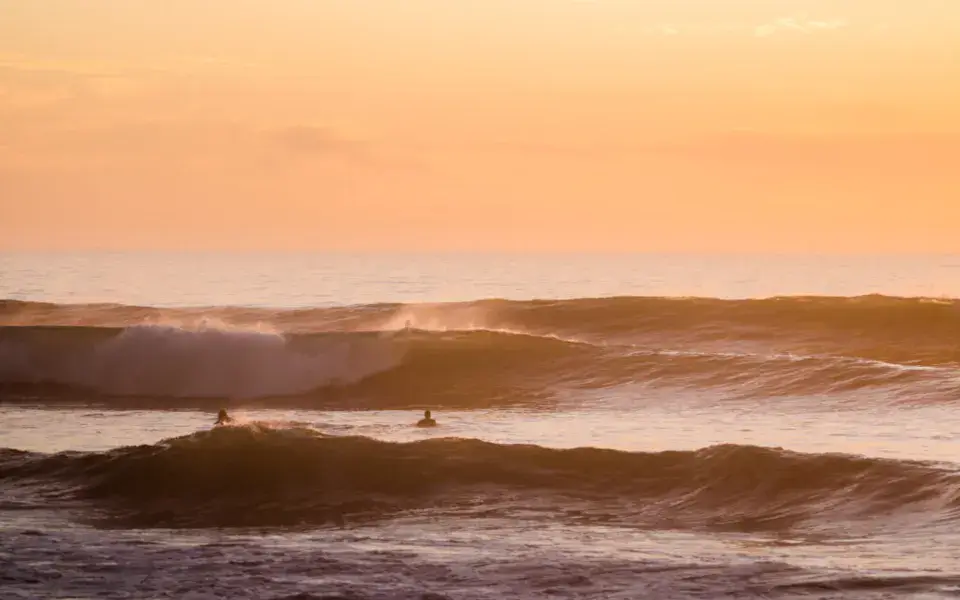 Vague au coucher du soleil devant Banana Beach
