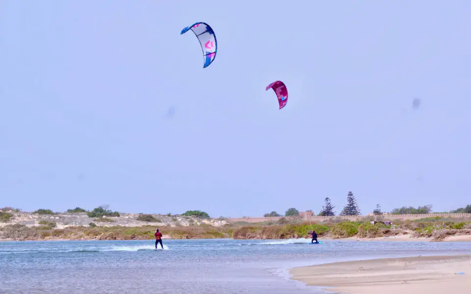 Kites en vol au-dessus de la baie d'Agadir