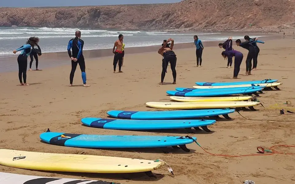 Les planches alignées sur la plage avant un cours