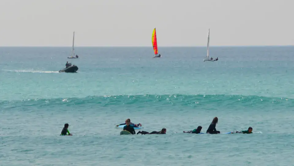 Cours de surf enfants, plage de Gwendrez