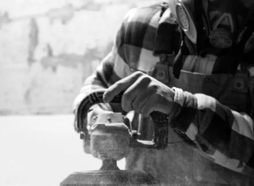 Ponçage d'une planche, atelier Jim's Surfboards
