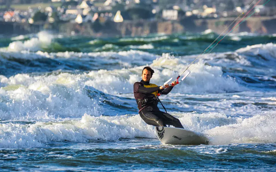 Kitesurf sur le littoral de Guidel