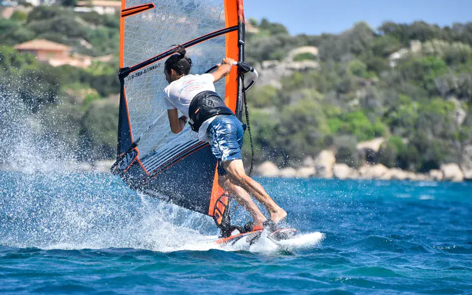 Windsurf dans la baie de Santa Giulia