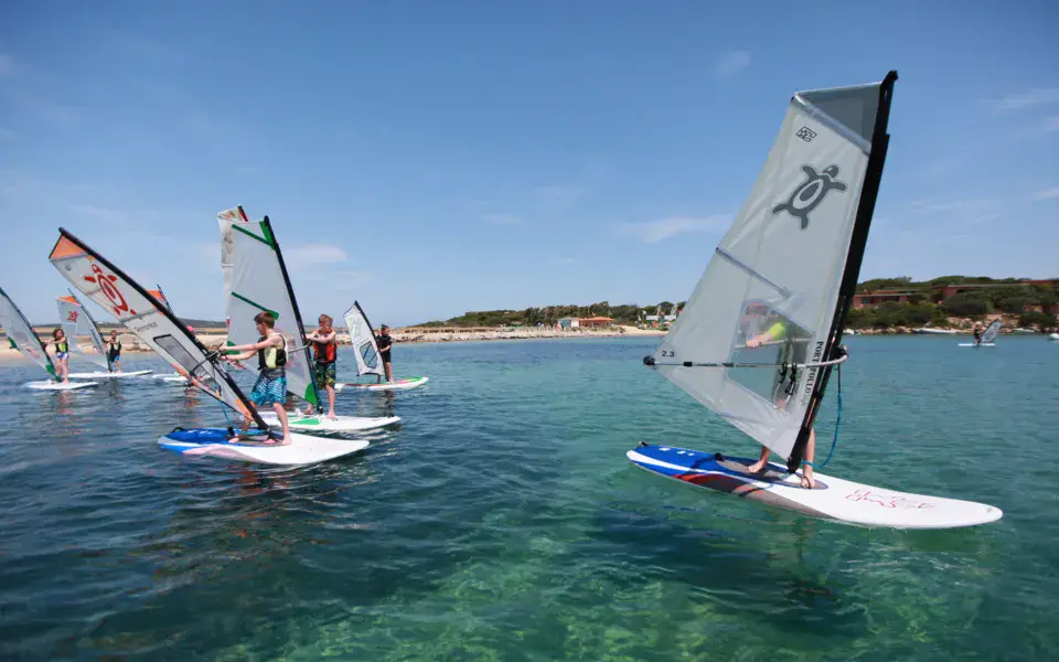 Cours de windsurf dans la baie de Porto Pollo
