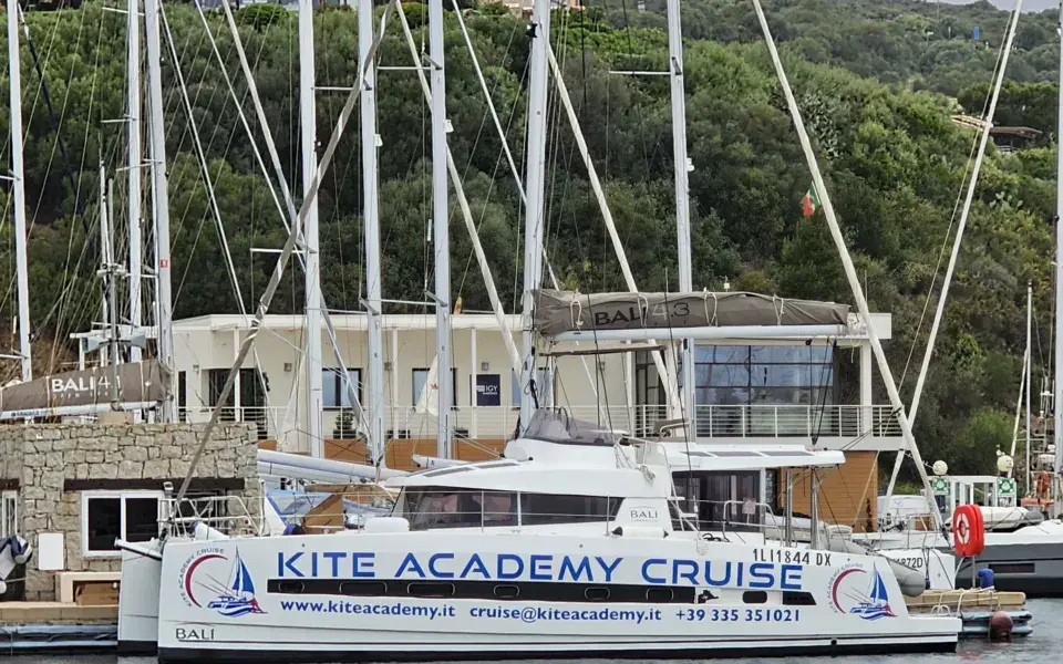 Le catamaran de la Kite Academy Cruise à quai