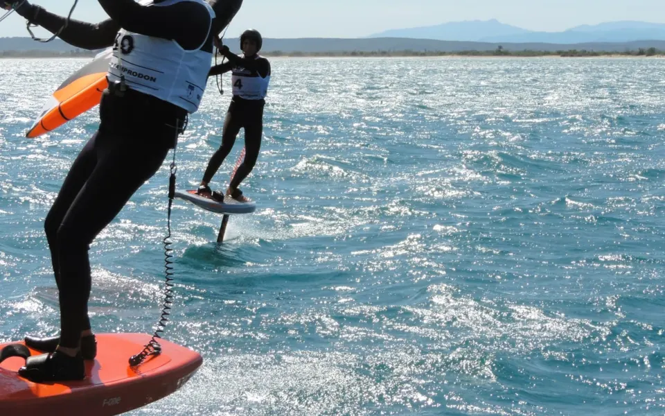Pratiquant de wingfoil sur l'eau