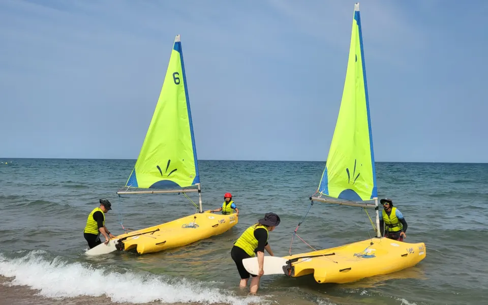 Catamarans de cours près du rivage