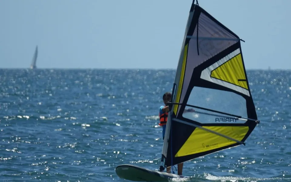 Windsurfeur sur une mer calme