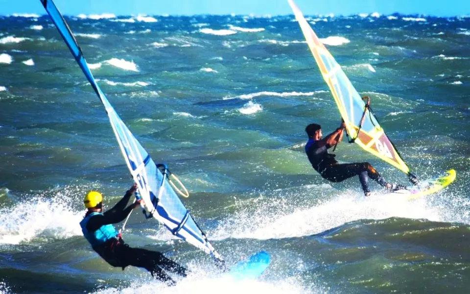 Deux windsurfeurs sur une mer agitée