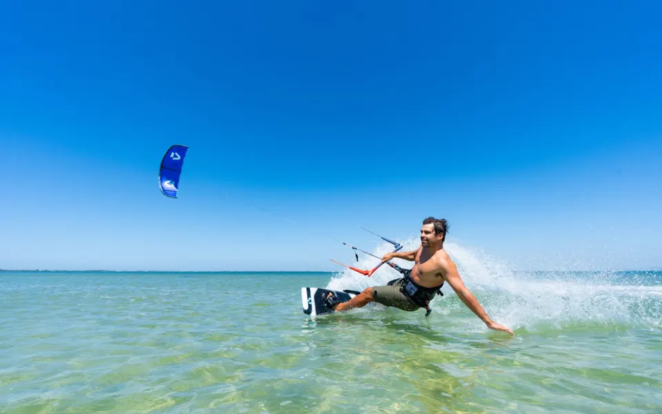 Kitesurfeur en navigation en eau peu profonde