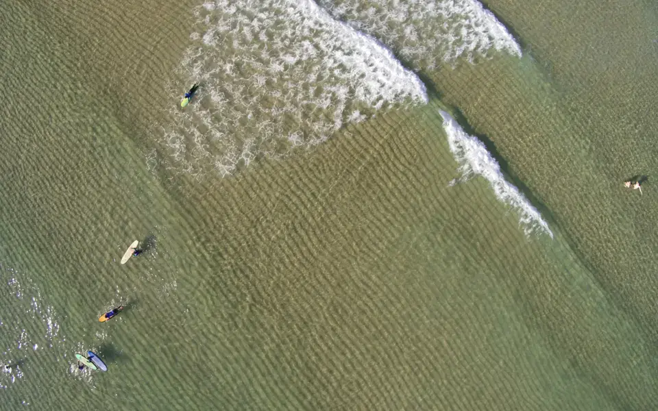 Vue aérienne de surfeurs dans les vagues à As Furnas