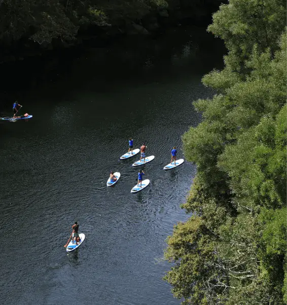 Vue aérienne d'un groupe de paddle sur la ria