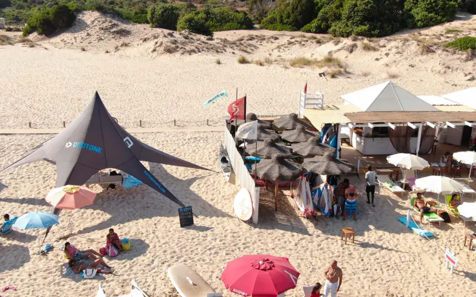 La base de l'école sur la plage de Su Giudeu