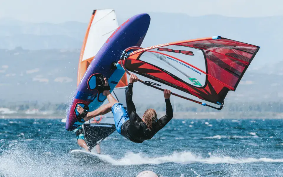 Windsurf en action sur le spot de Sant'Antioco