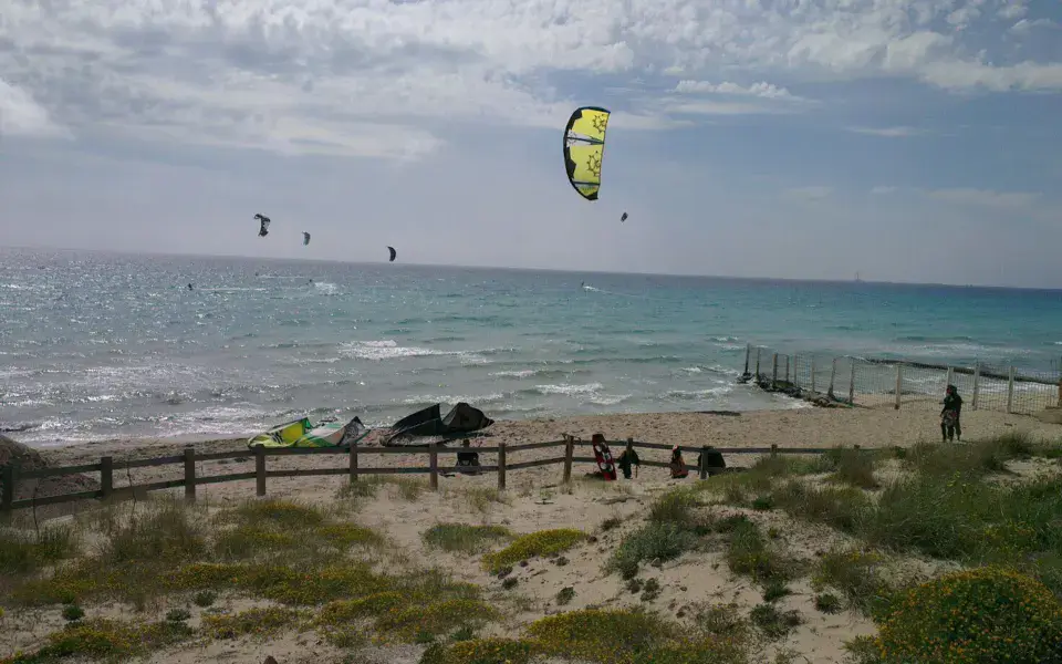 Plage de Gallipoli avec un kite dans le ciel