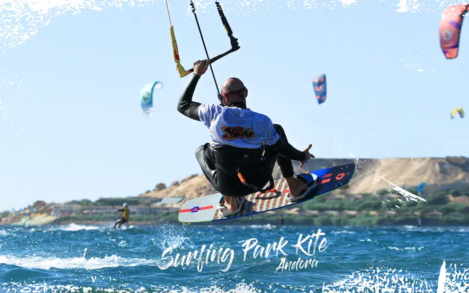 Kitesurfeur en action devant la côte d'Andora