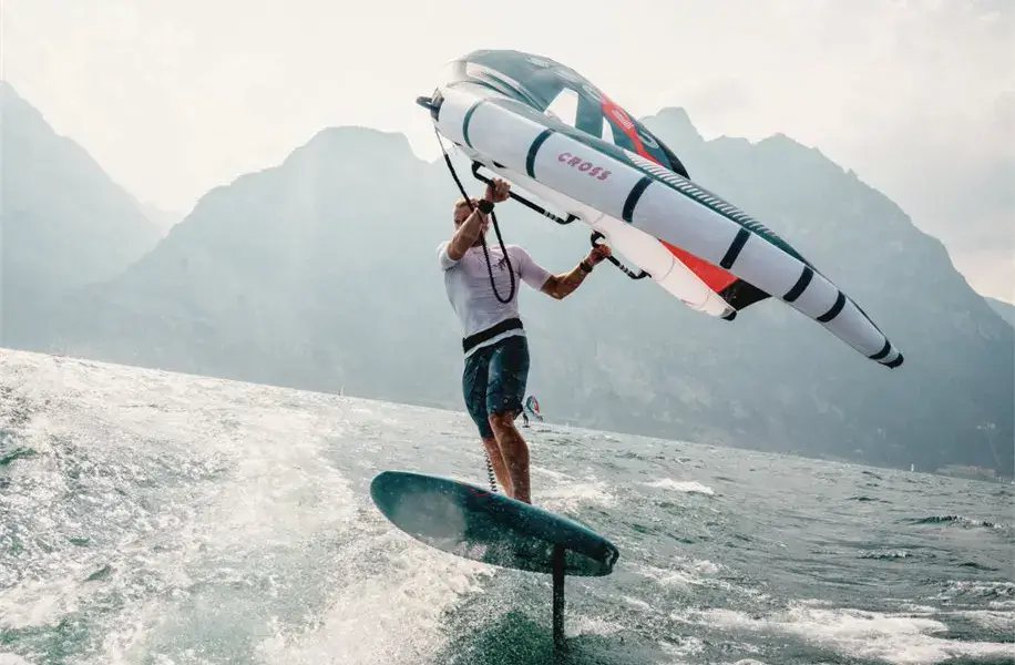 Wingfoil sur le lac de Garde, avec les montagnes en arrière-plan