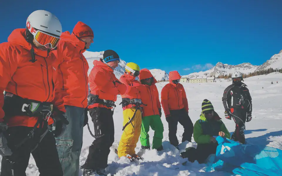 Groupe d'élèves en cours de snowkite sur la neige