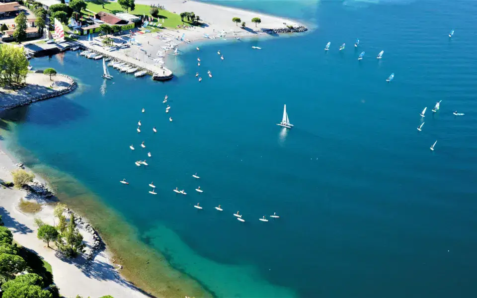 Vue aérienne de la plage et du lac de Garde à Torbole