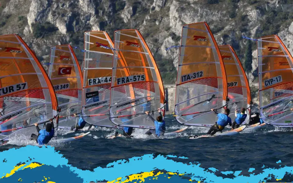 Flotte de planches à voile alignées sur l'eau