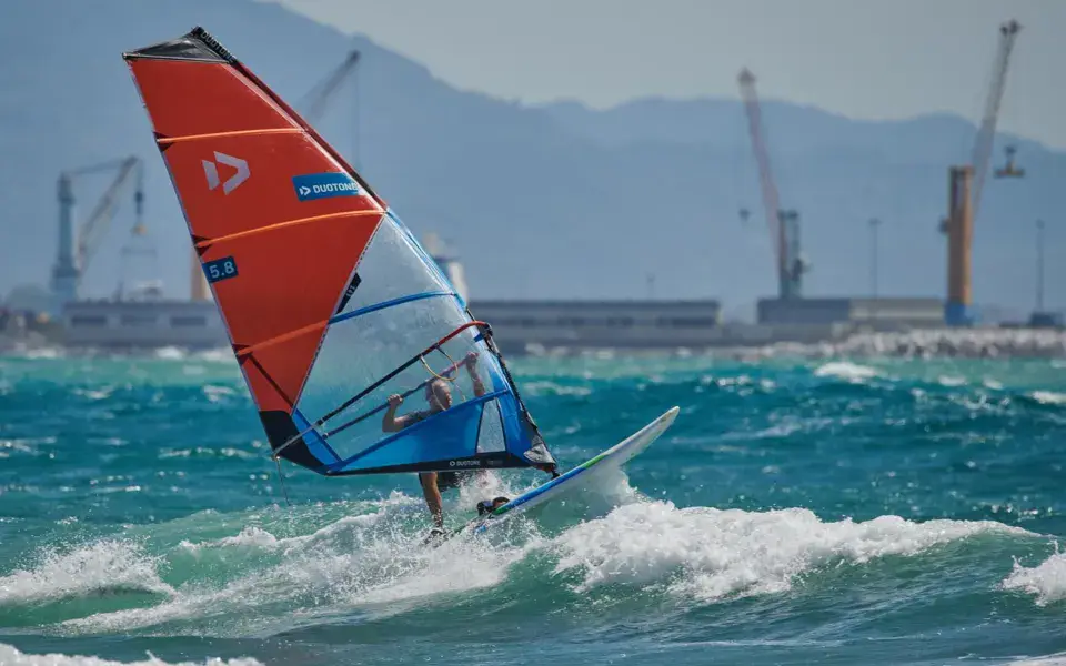 Windsurfeur dans le vent devant la côte