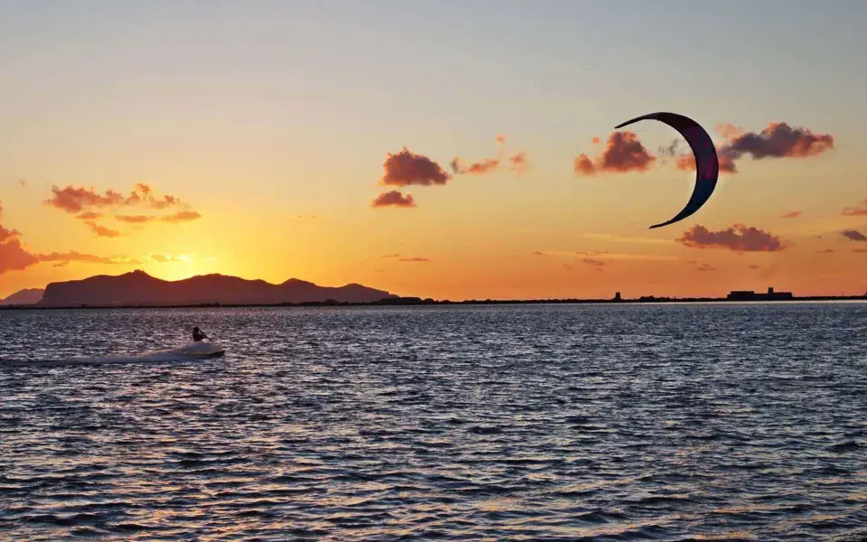Kite au coucher du soleil sur la lagune de Lo Stagnone