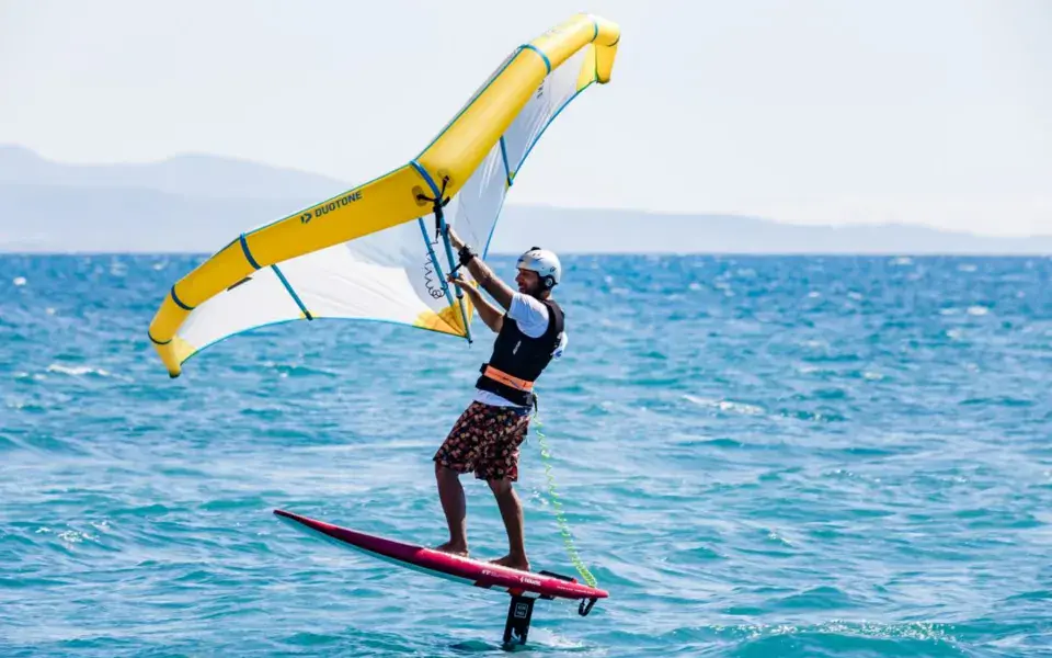 Pratiquant de wingfoil en mer