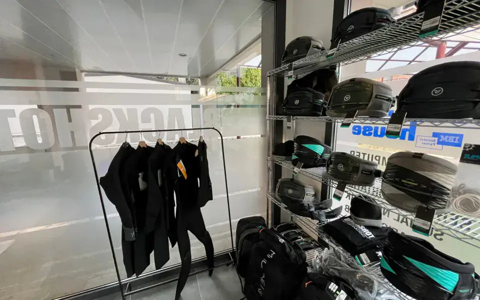 Intérieur du Blackshot Corner : combinaisons, harnais et sacs