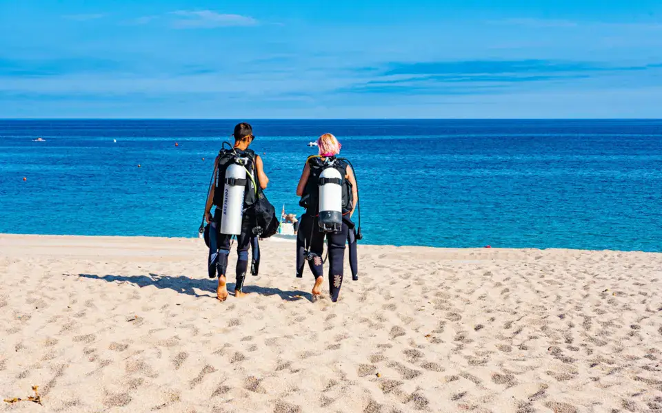 Plongeurs sur la plage de la baie de Vignola