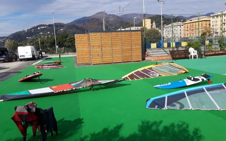 Aire de gréement du club avec planches et voiles