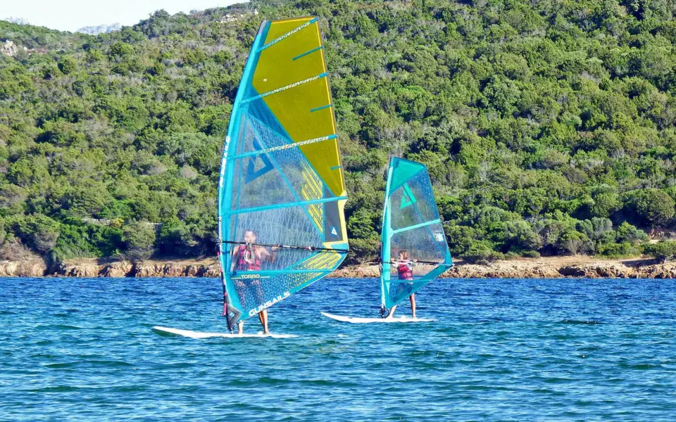 Planches à voile devant la côte de Capo d'Orso